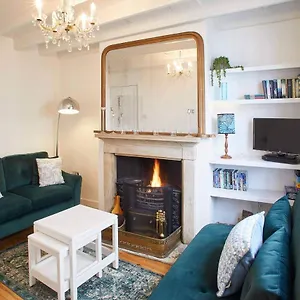 Host & - Gun Gutter House Staithes